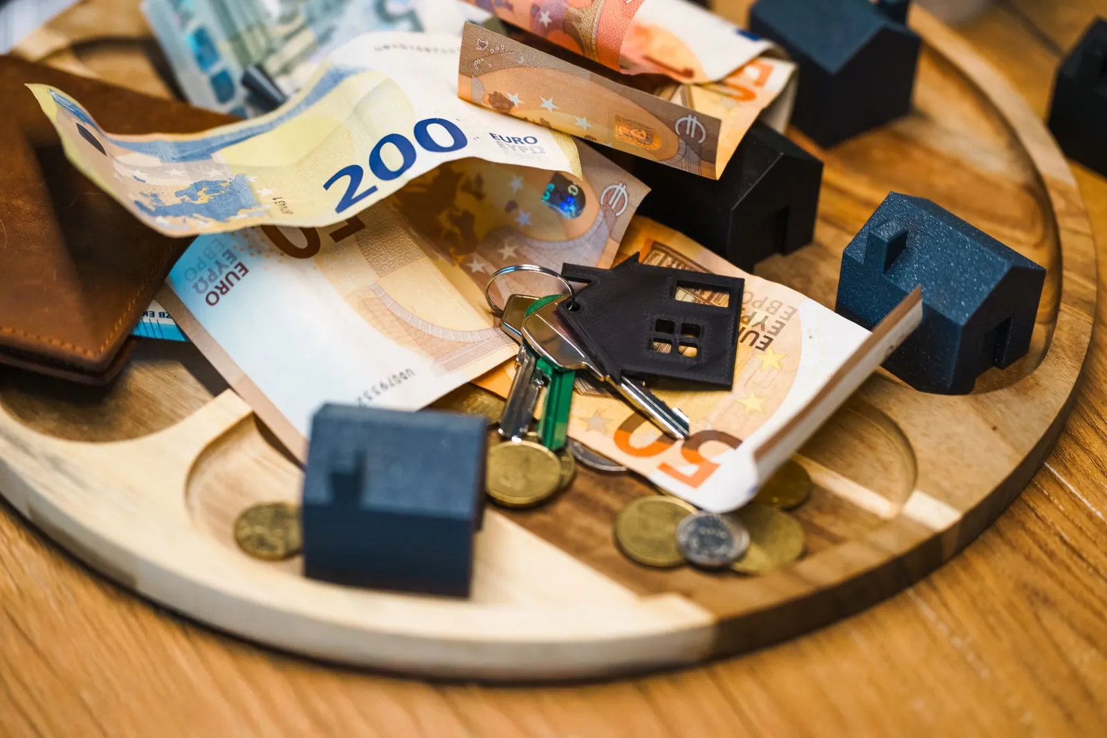 House keys and small model houses on a table